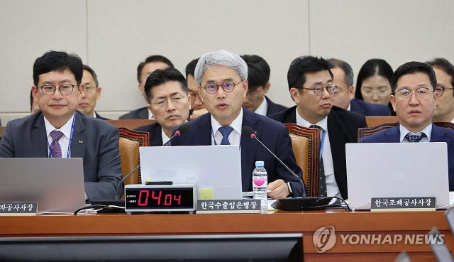 윤희성 한국수출입은행장이 21일 오전 국회에서 열린 기획재정위원회의 한국수출입은행, 한국조폐공사 등에 대한 국정감사에서 위원 질의에 답변하고 있다. [연합뉴스]